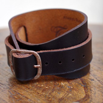 OIL CASE LEATHER WEIGHTLIFTING WRISTBAND 