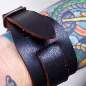 OIL CASE LEATHER WEIGHTLIFTING WRISTBAND 